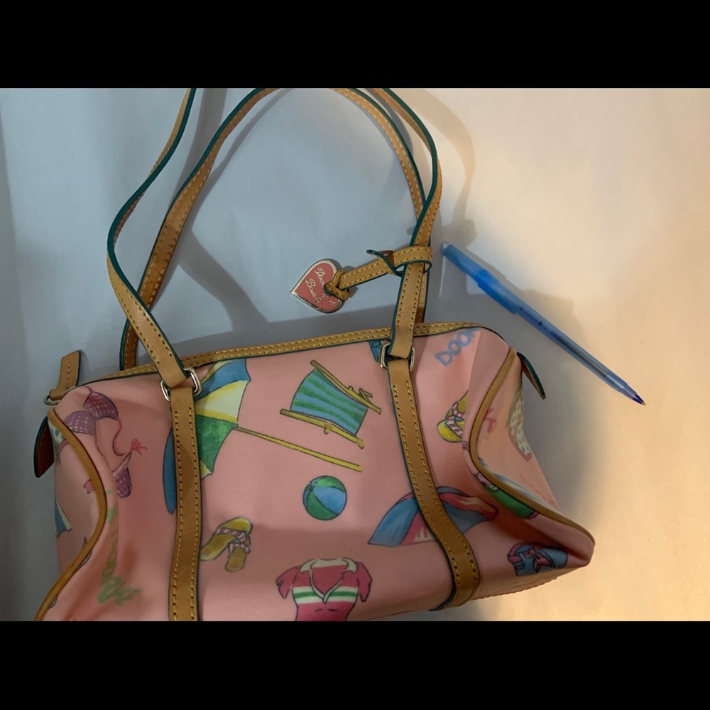 Adorable Dooney Bourke purse in pink!